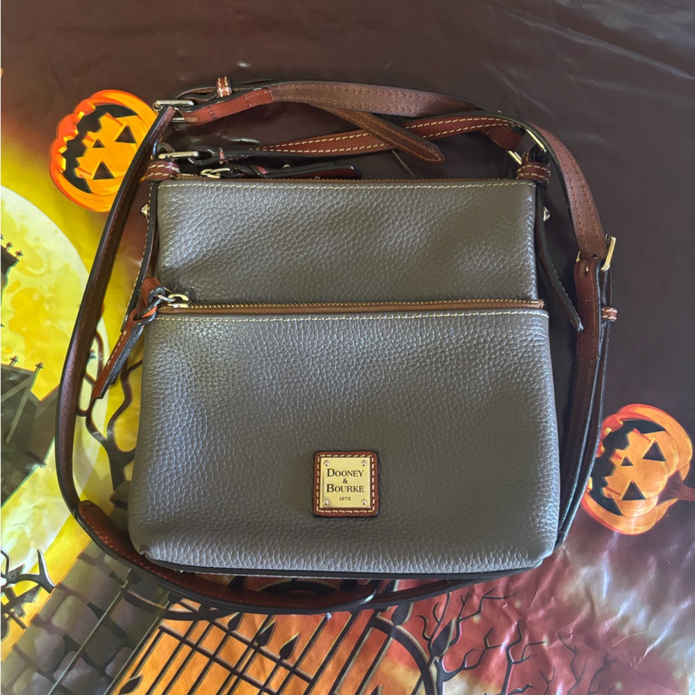 Beautiful authentic Dooney & Bourke crossbody in pebbled leather.